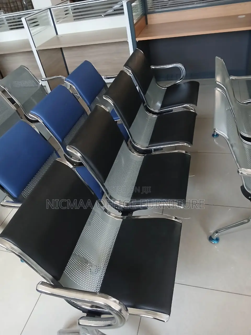4-Link Durable Metal Waiting Bench
