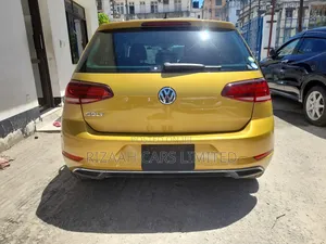 Volkswagen Golf 2018 Gold
