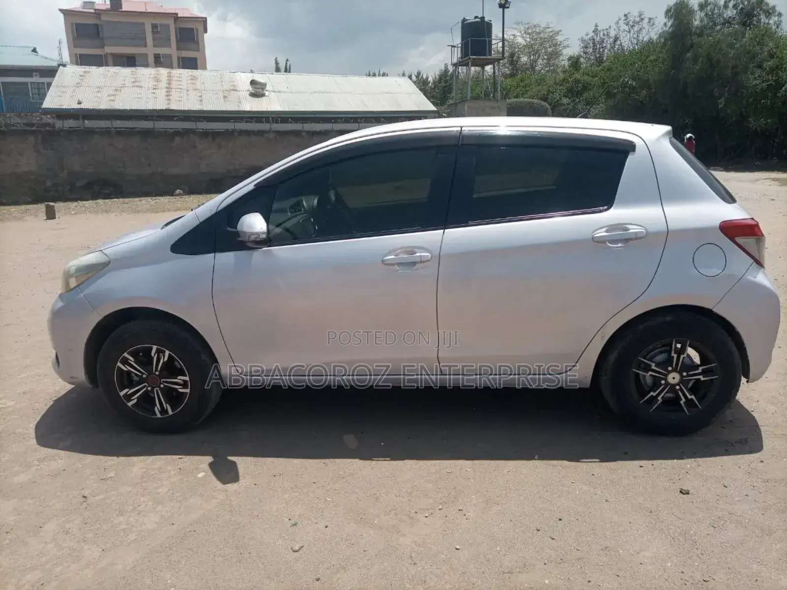 Toyota Vitz 1.3 FWD 5dr 2012 Pearl