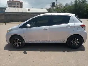 Toyota Vitz 1.3 FWD 5dr 2012 Pearl