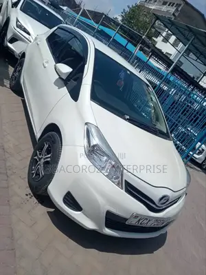 Toyota Vitz 1.3 FWD 5dr 2012 Pearl