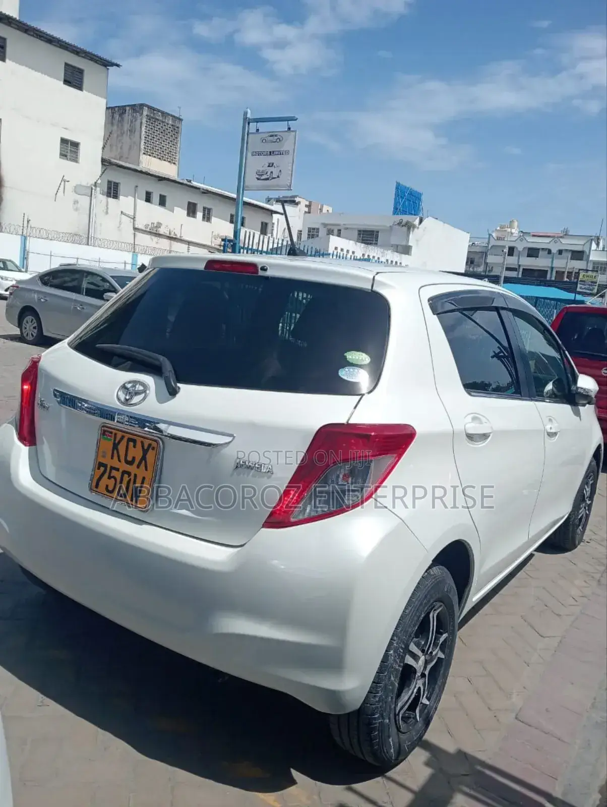Toyota Vitz 1.3 FWD 5dr 2012 Pearl