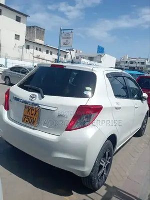Toyota Vitz 1.3 FWD 5dr 2012 Pearl