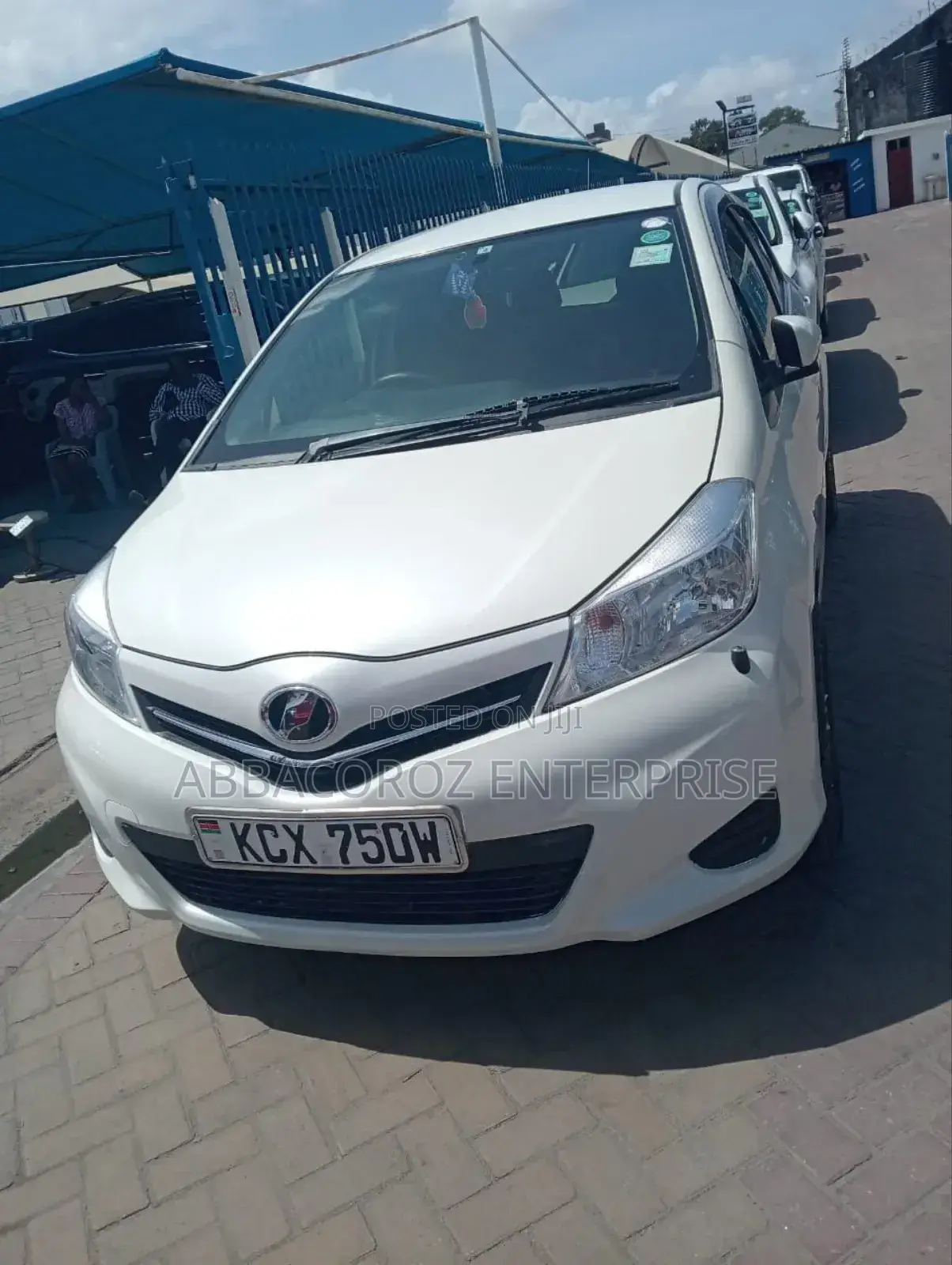 Toyota Vitz 1.3 FWD 5dr 2012 Pearl