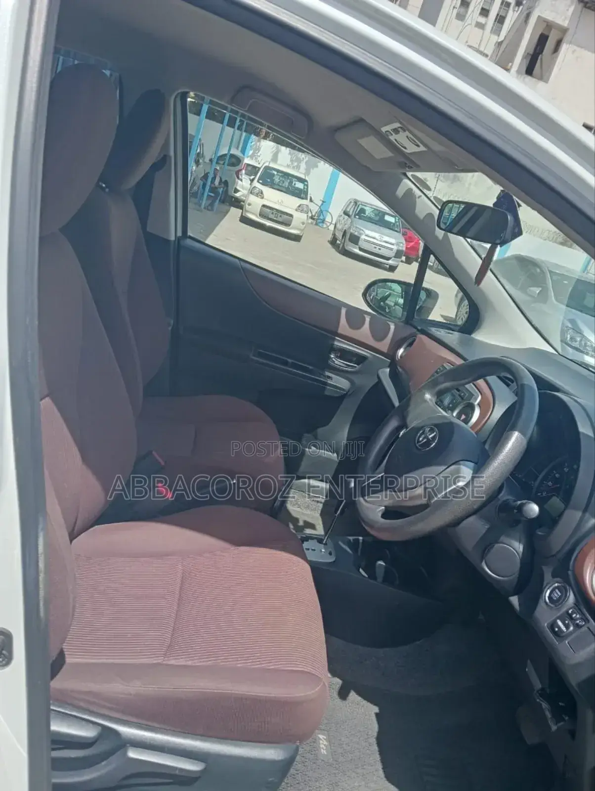 Toyota Vitz 1.3 FWD 5dr 2012 Pearl