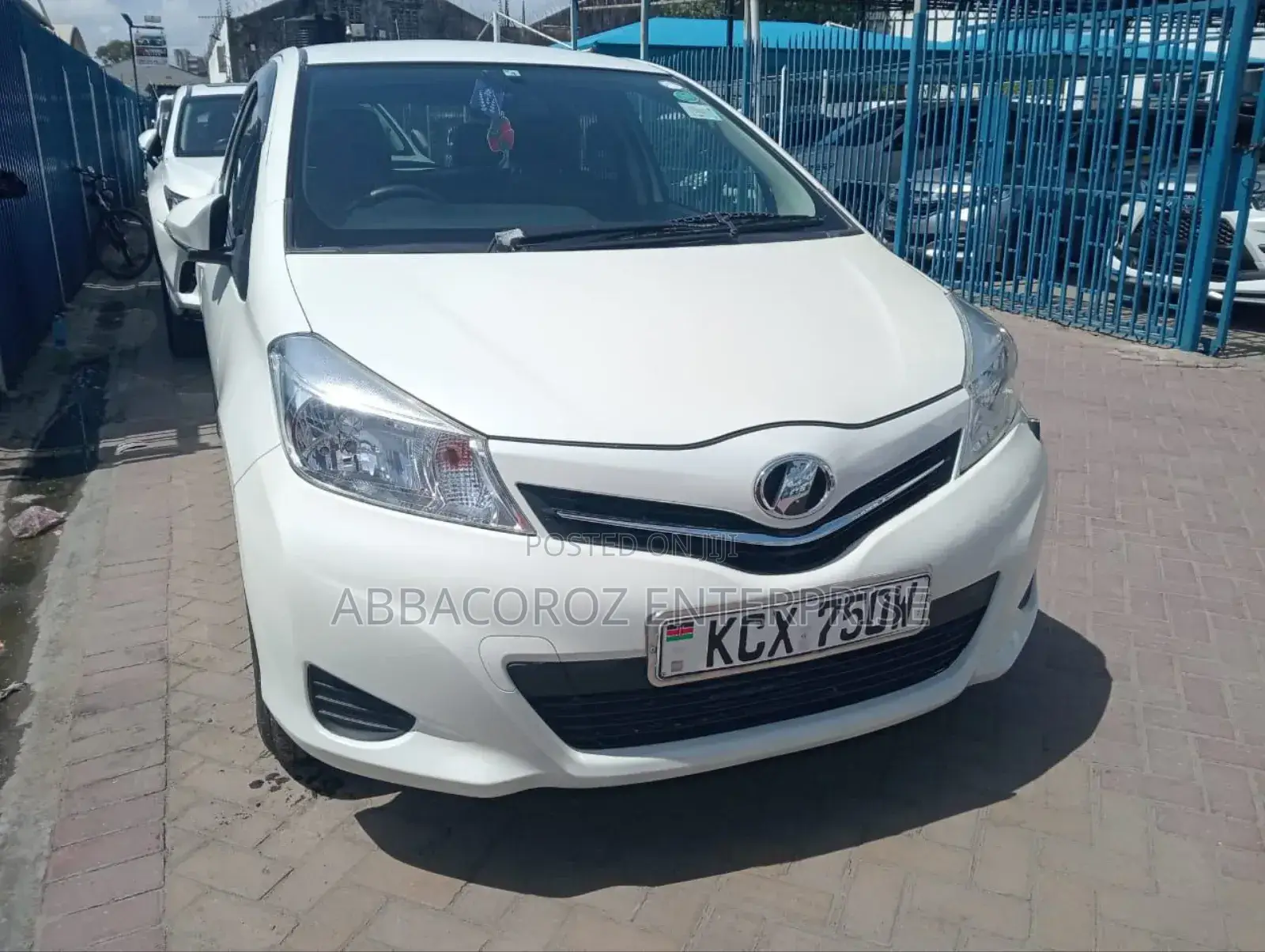 Toyota Vitz 1.3 FWD 5dr 2012 Pearl
