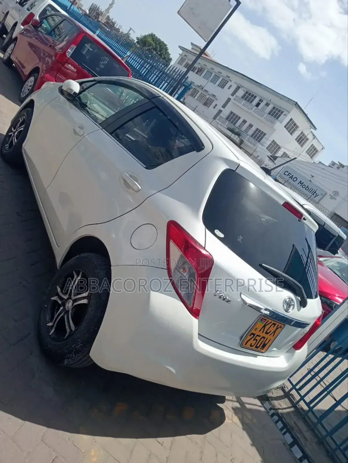 Toyota Vitz 1.3 FWD 5dr 2012 Pearl