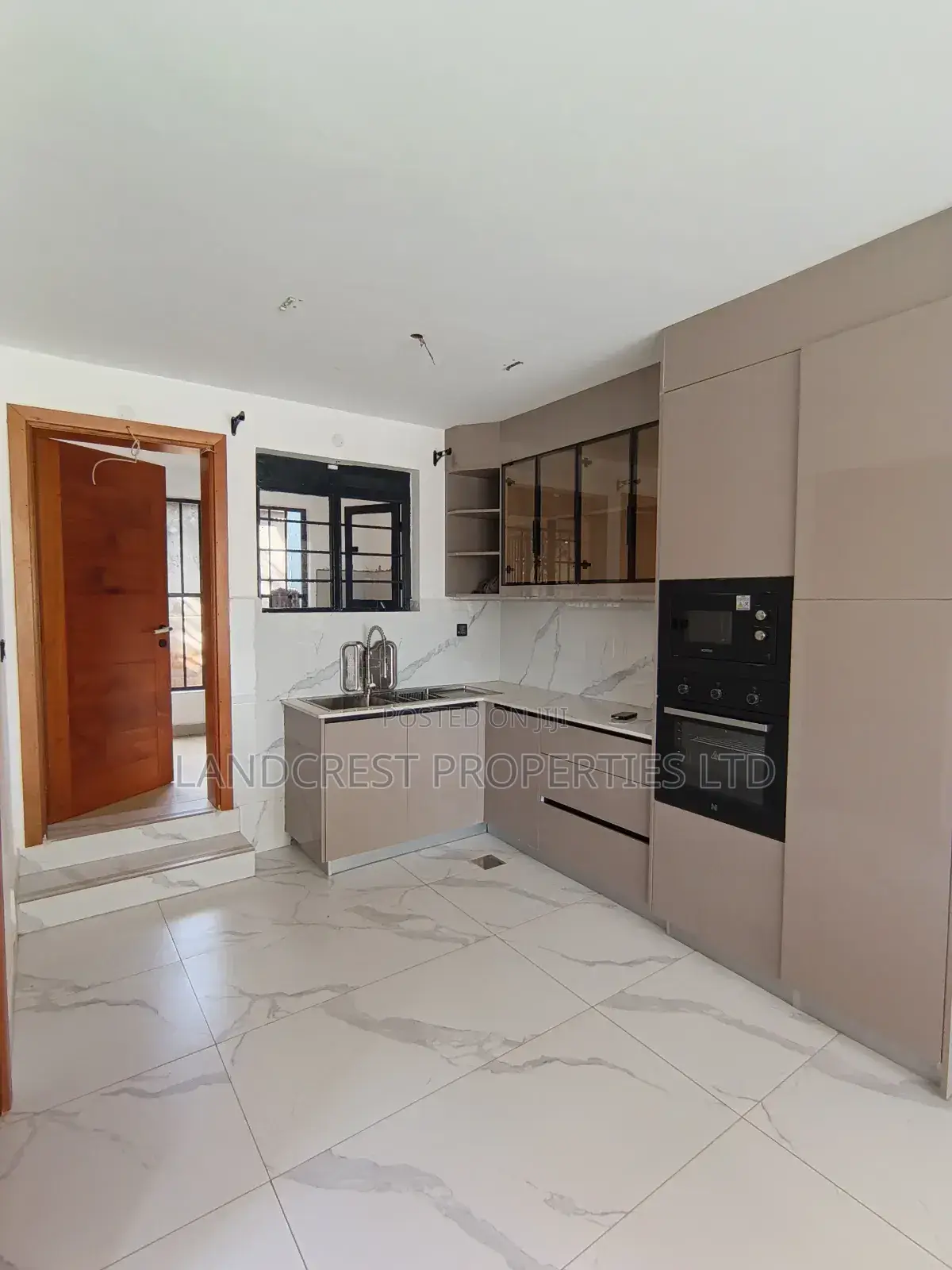 4bdrm Townhouse/Terrace in Uthiru for sale