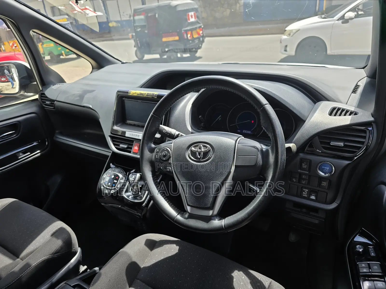 Toyota Noah 2018 Silver