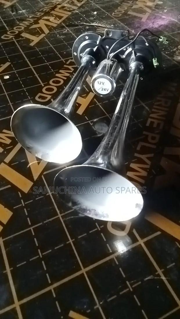 Double Trumpet Horn