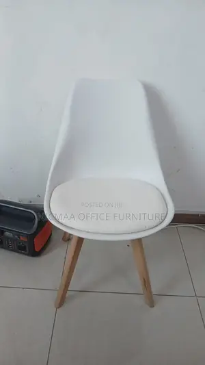 Eames Padded Wooden Legs Accent Seat