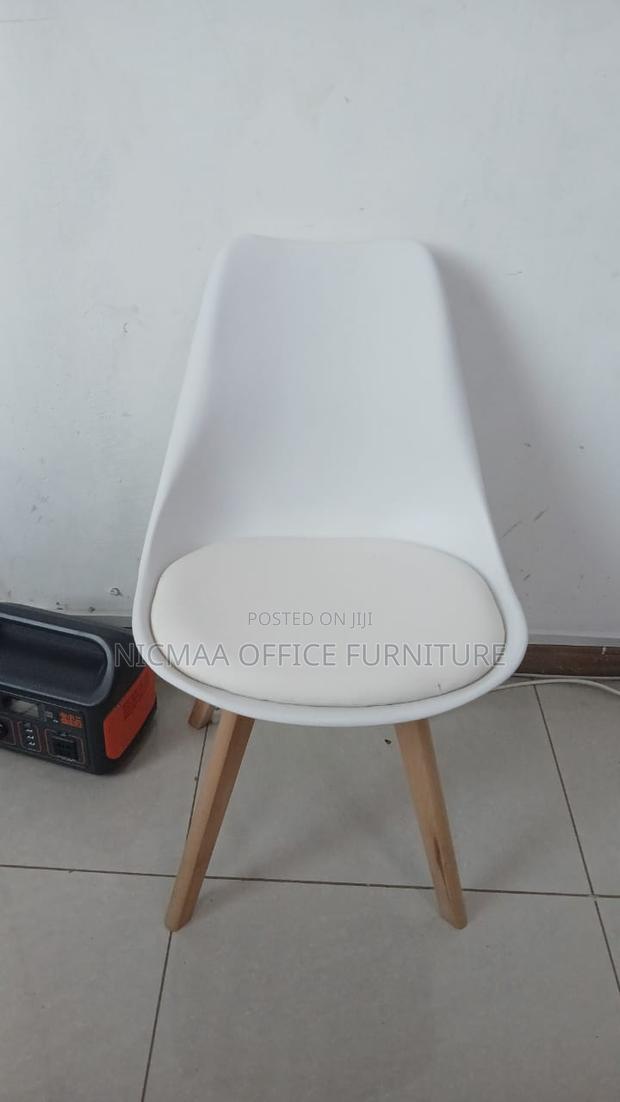 Eames Padded Wooden Legs Accent Seat