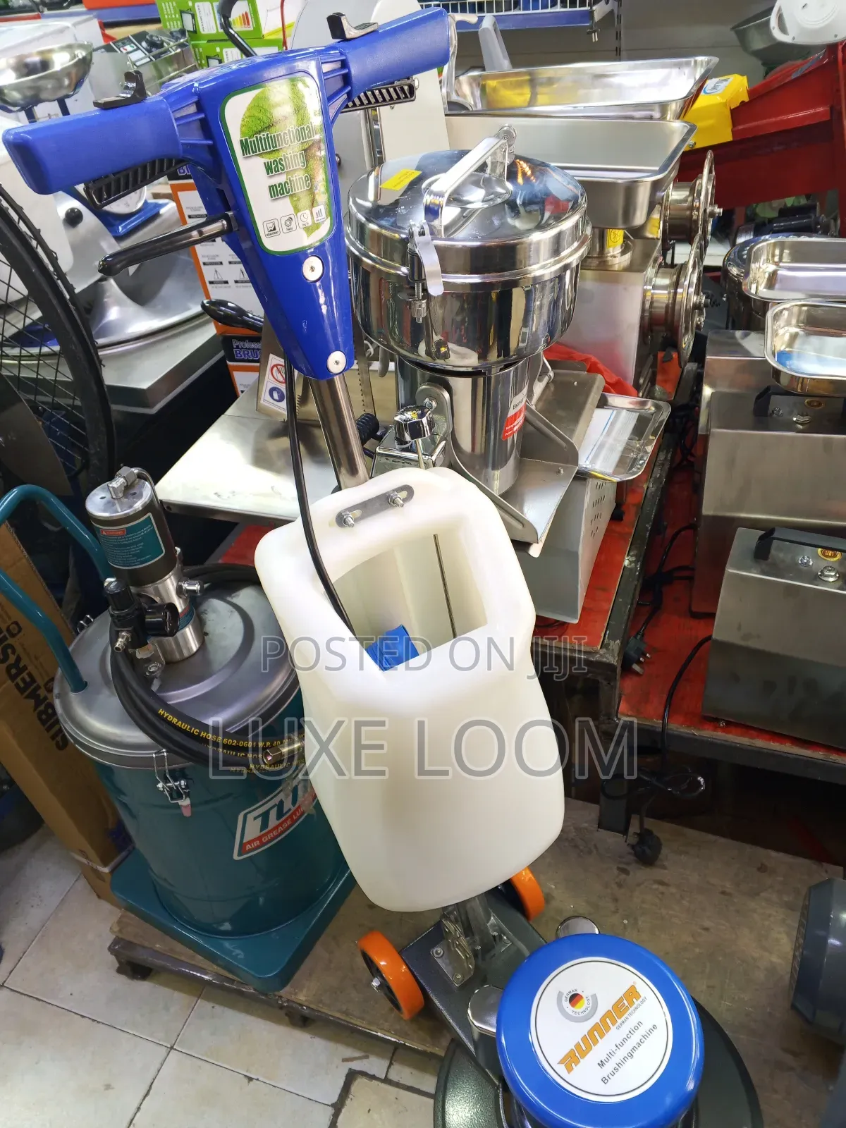 Industrial Floor Scrubber With 3 Brushes