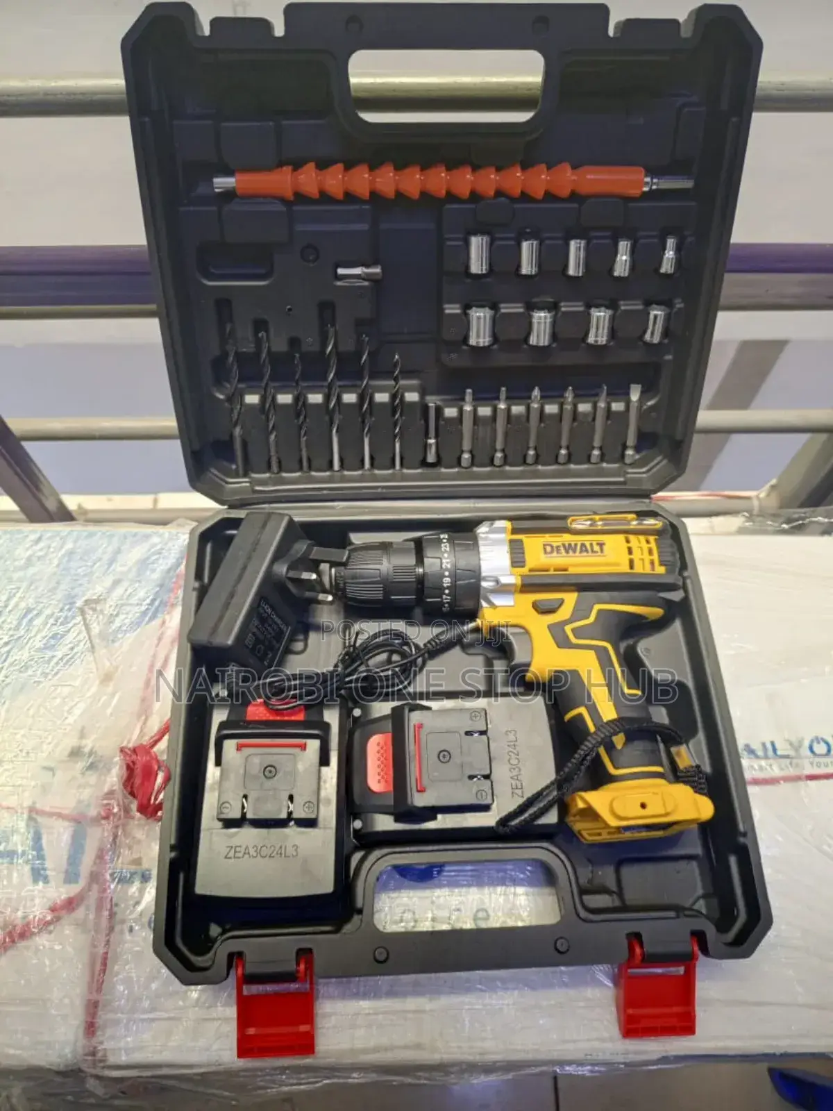Dewalt Rechargeable Drill With Bits