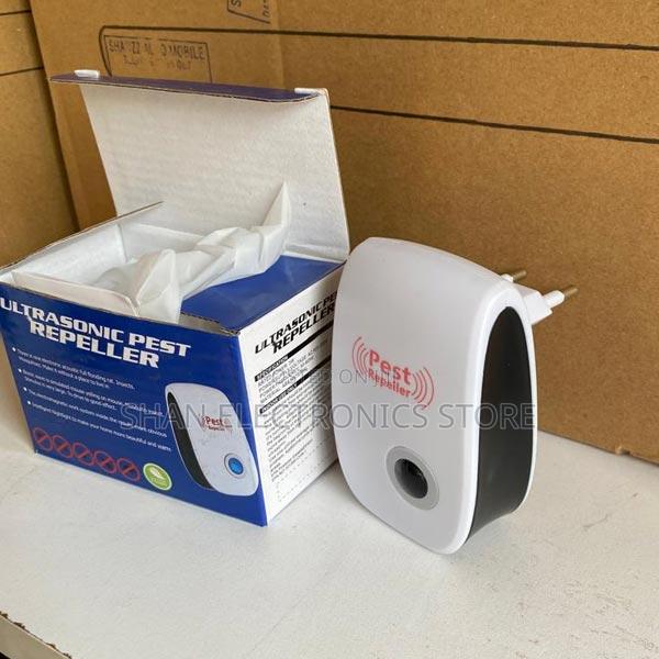 Electronic Pest Repeller Indoor for Lustrating Mouse Bug Mosquito