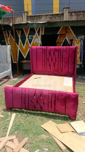 F5 Chester Bed