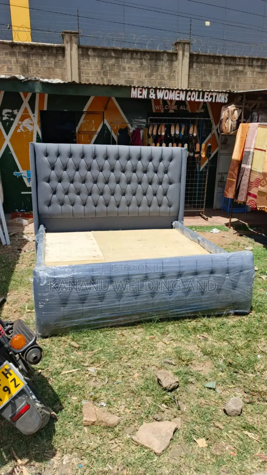 Lit Grey Chester Bed
