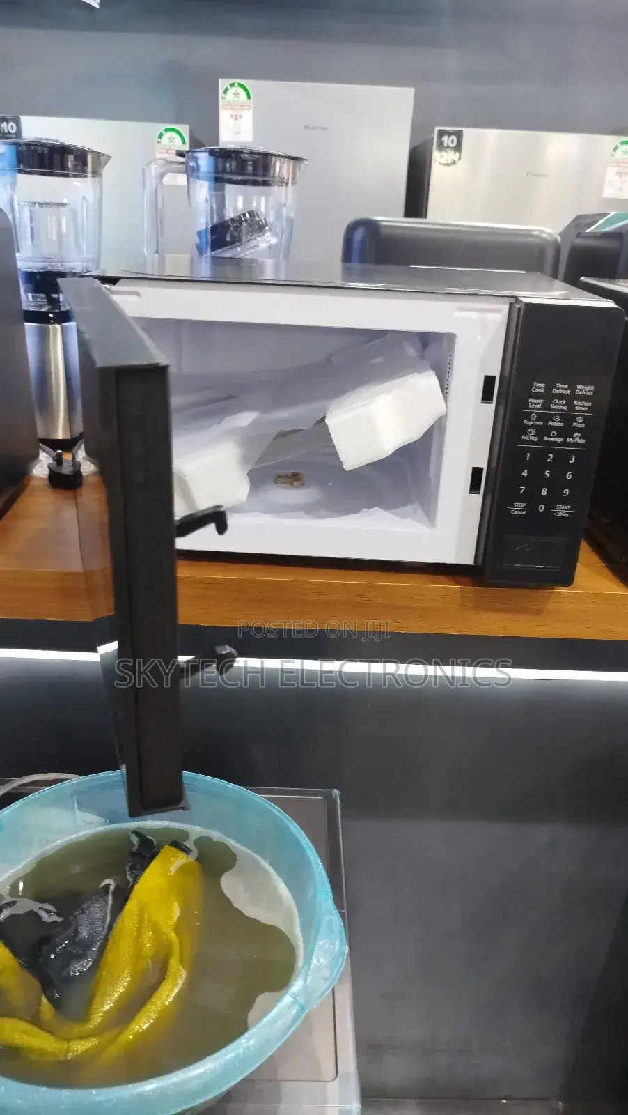 Hisense Microwave 20litres Black