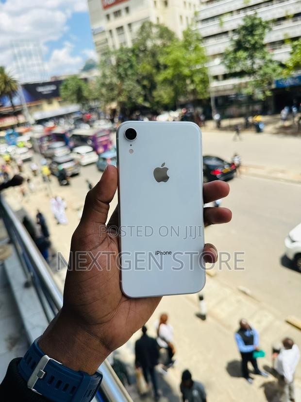 Apple XR 64 GB White