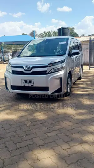Toyota Voxy 2018 Silver
