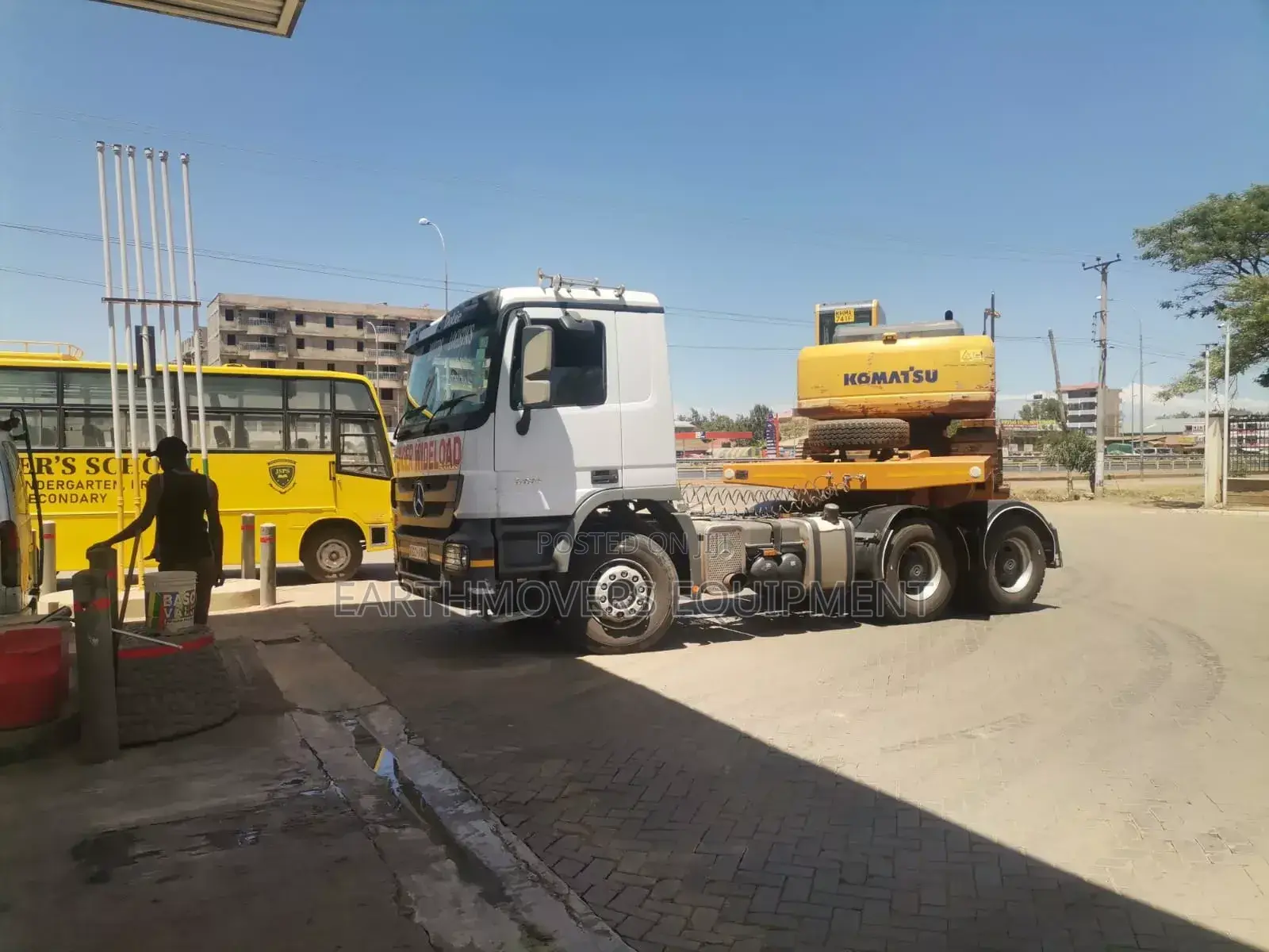 Lowloaders (Earthmovers) for Hire