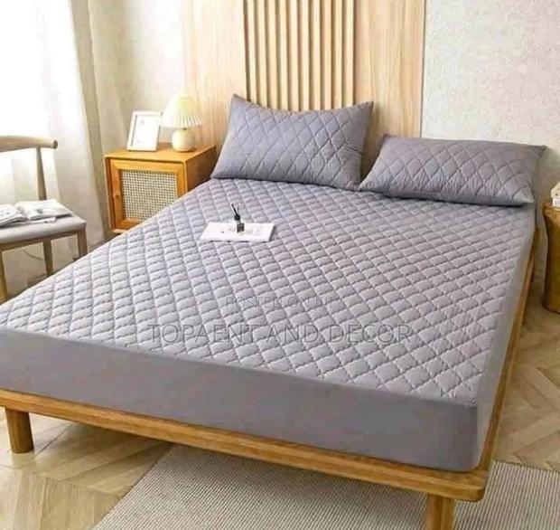 Soft Cotton Waterproof Mattress Protector With Elastic Endings - main view