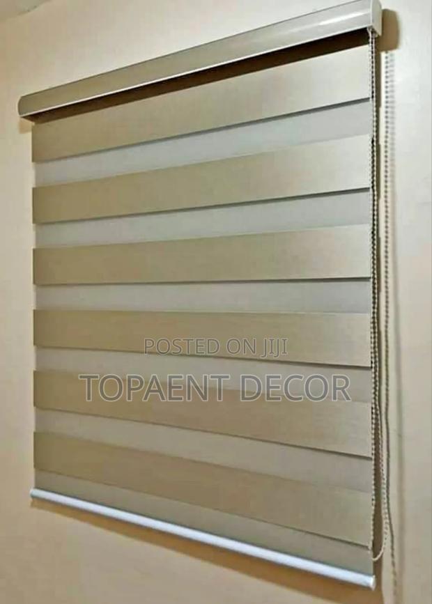 Well Installed Horizontal Window Curtain Blinds - main view