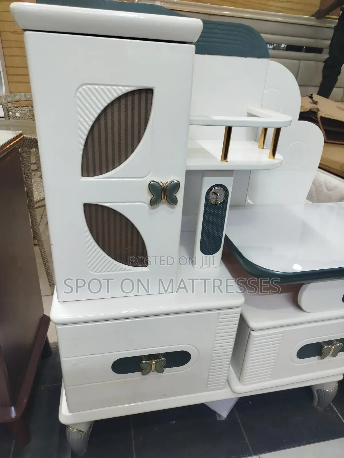 Extendable Tv Stand With Butterfly Decorations + Free Delivery.