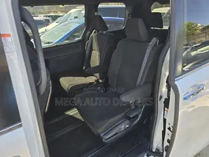 Toyota Esquire 2018 White
