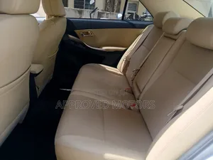 Toyota Premio 2018 Silver