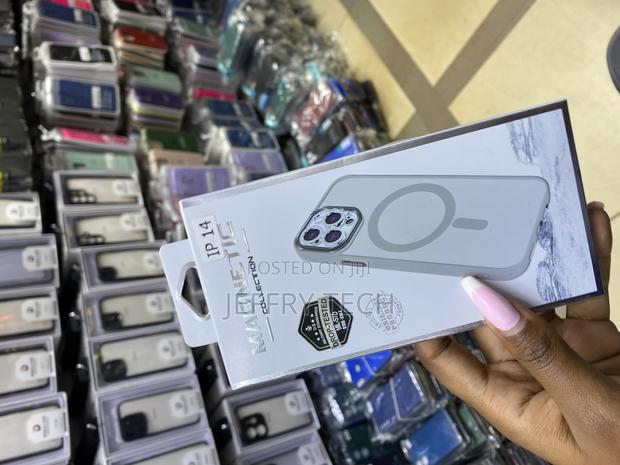 Peel Clear Case for iPhone 14 Compatible With Magsafe - thumbnail 3