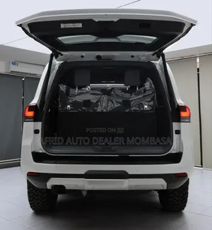Toyota Land Cruiser LC300 2023 White