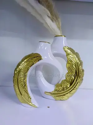 Ceramic Leaf Interlocking Flower Vase