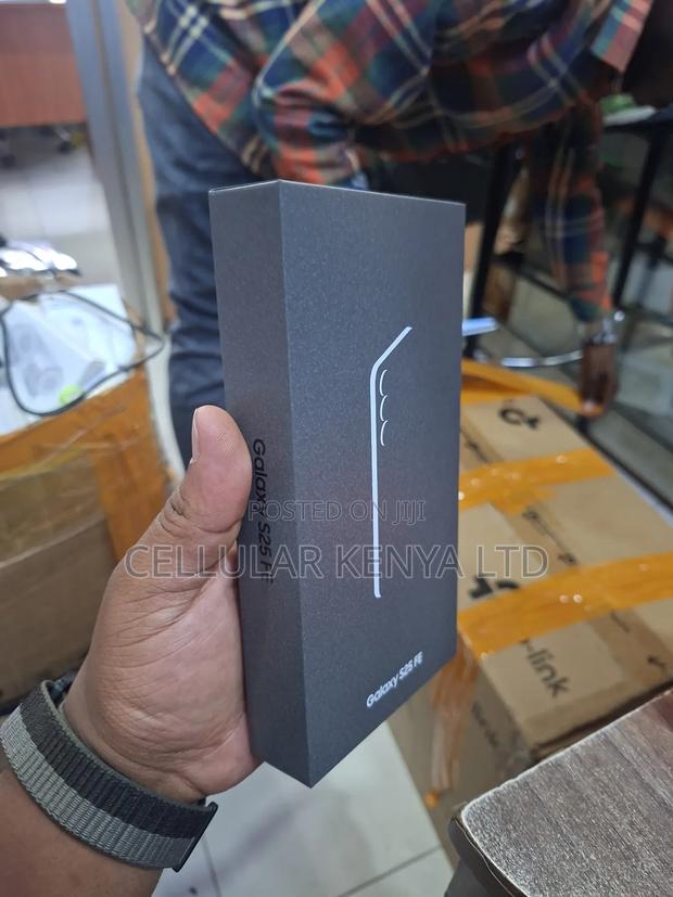 New Samsung Galaxy S25 FE 256 GB Black - thumbnail 2