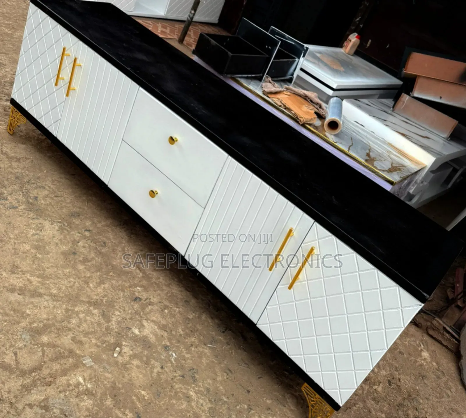 5.5 FTS Executive Tv Stand With Marble Lining Design
