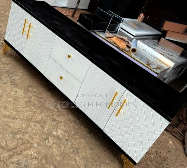 5.5 FTS Executive Tv Stand With Marble Lining Design