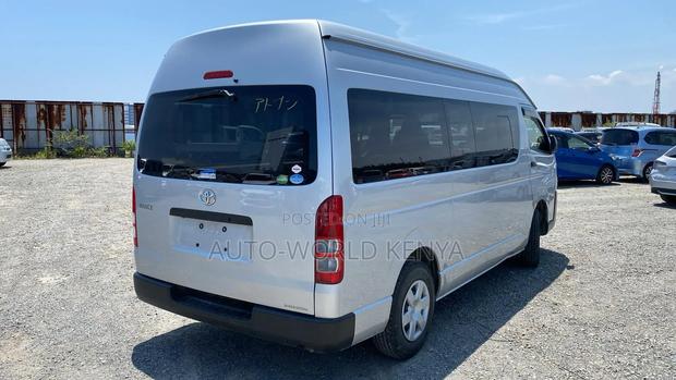 Toyota HiAce 2019 Silver - thumbnail 2