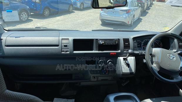 Toyota HiAce 2019 Silver - thumbnail 6