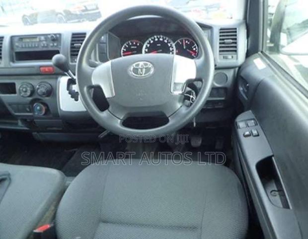Toyota HiAce 2018 White - thumbnail 3