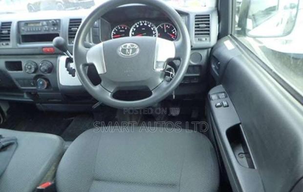 Toyota HiAce 2018 White - thumbnail 4