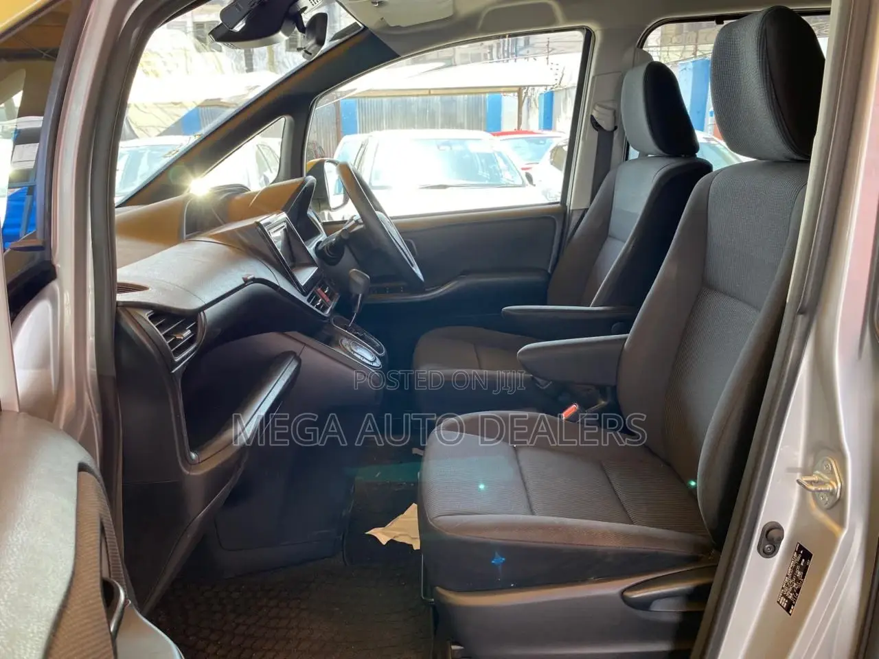 Toyota Noah 2018 Yellow