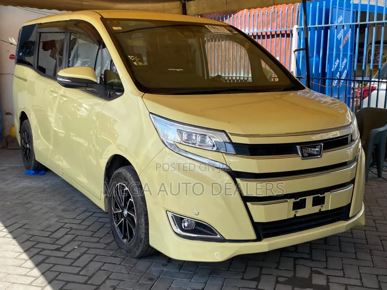 Toyota Noah 2018 Yellow