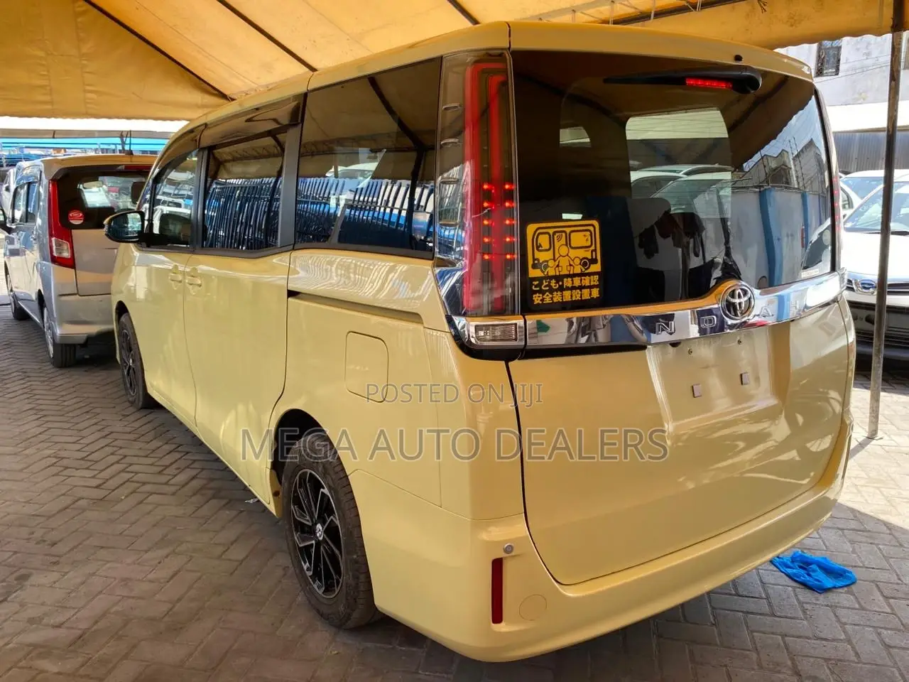 Toyota Noah 2018 Yellow