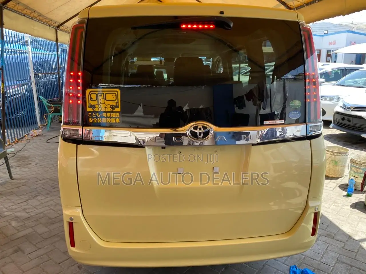 Toyota Noah 2018 Yellow