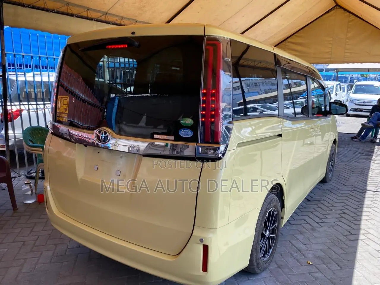Toyota Noah 2018 Yellow