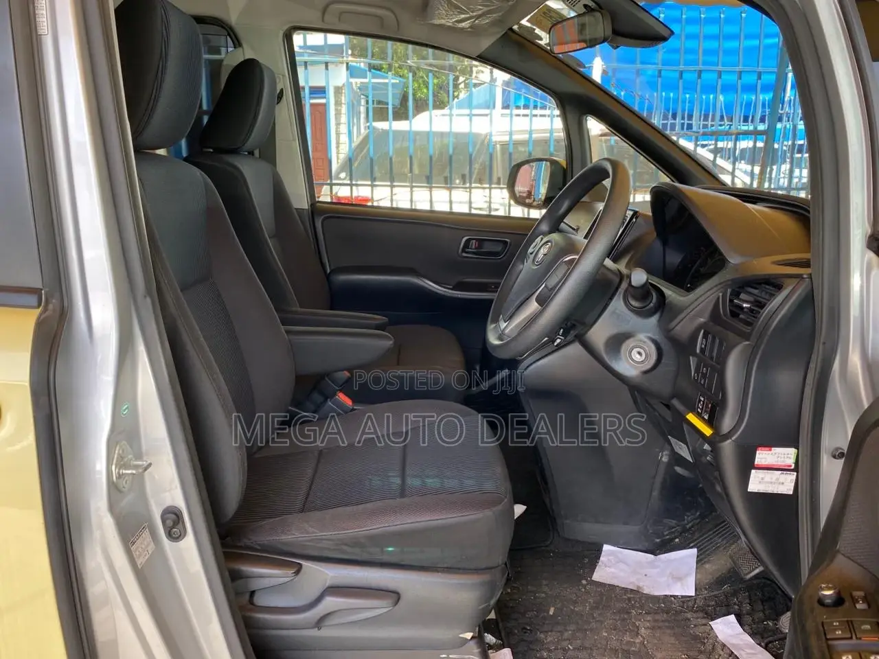 Toyota Noah 2018 Yellow