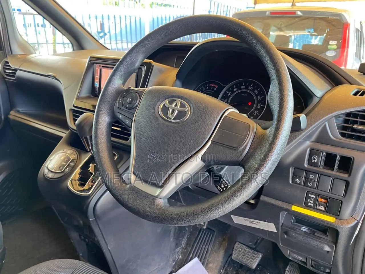 Toyota Noah 2018 Yellow