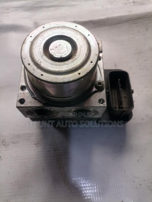 Abs Control Unit Toyota Revo - thumbnail 2