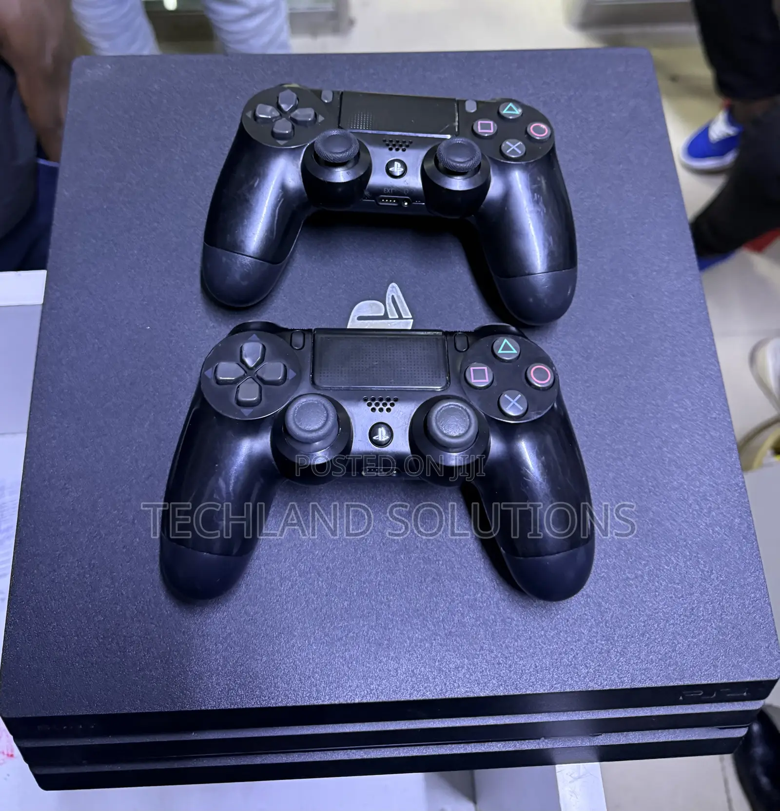 Neatly Used Chipped Ps4 Pro + 19 Games