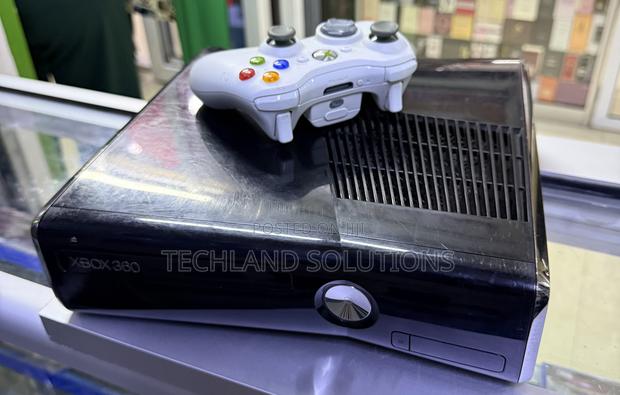 Neatly Well Used Xbox 360 Console - thumbnail 3